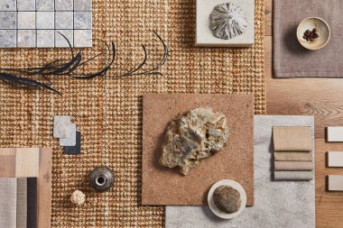 Yapı, turuncu tekstil ve doğal malzemeler ve şahsi aksesuarlarla birlikte yaratıcı mimarların ahşap kompozisyonu. Üst görünüm, şablon.