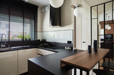 Biuld mutfağı ve mutfak adası olan minimalist, kahverengi mutfak. Geometrik biçimler ve şekiller. Şablon.