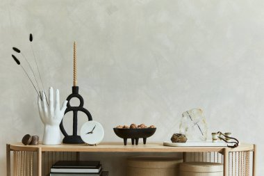 Konsolunda kişisel aksesuarların kompozisyonu olan güzel bir oturma odası iç tasarımı. Heykel, mum, mineraller ve tepsi. Uzayı kopyala Şablon.