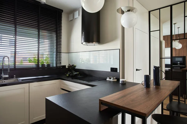 Minimalista Moderno Painel Marrom Cozinha Interior Com Cozinha Biuld Ilha — Fotografia de Stock