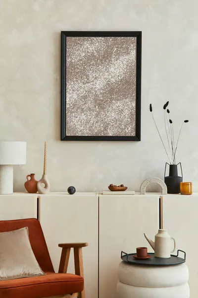 현대식 내부의 아름다운 조화와 포스터 프레임 나무로 사이드 빈티지 액세서리가 — 스톡 사진