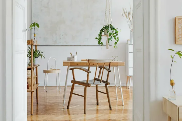 Şık Bohem Bir Ahşap Masa Sandalye Lamba Beyaz Raflı Tasarım — Stok fotoğraf