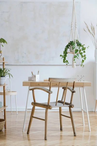 风格别致 舒适舒适 室内环境开阔 配有木制书桌 灯具和白色架子 设计精美的个人配饰 植物学和简约主义 家居装饰 墙上的抽象画 总部概念 — 图库照片