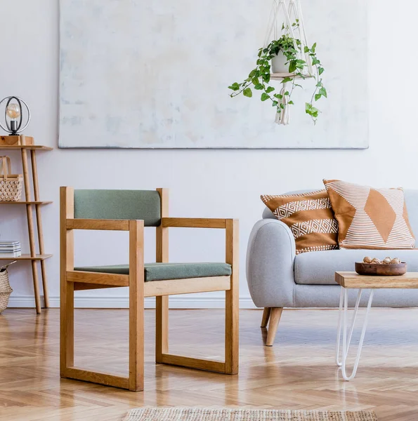 Elegante Composición Interior Creativo Apartamento Espacioso Con Sofá Gris Silla —  Fotos de Stock
