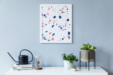 Şık oturma odası iç tasarımının yaratıcı kompozisyonu poster çerçeveleri, beyaz tuvalet, bitkiler, sandalye ve aksesuarlar. Modern İskandinav konsepti. Tarafsız duvarlar, parke zemin. Şablon.