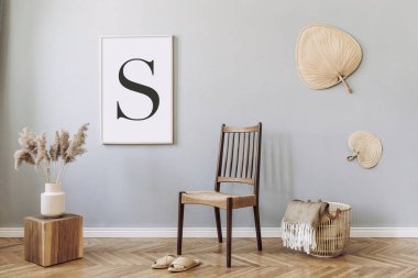 Modern bohem iç tasarımı oturma odası retro sandalyeli, rattan sepetli, yapraklı, tahta küplü, kitaplı, çiçekli poster çerçeveli ve zarif aksesuarlı. Şık bir ev dekoru. Şablon. 