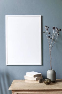 Modern oturma odası / salon iç tasarımının şık ve yaratıcı kompozisyonu poster çerçevesi, ahşap tuvalet ve aksesuarlar. Şablon.