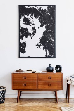 Ahşap retro klozet, sandalye, rattan tencereye tropikal bitki, sepet ve zarif kişisel aksesuarları olan şık bir oturma odası tasarımı. Duvara poster çerçevesi yap. Şablon. Ev dekoru.