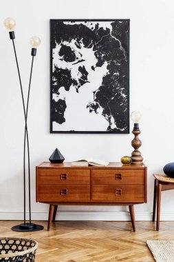 Ahşap retro klozet, sandalye, rattan tencereye tropikal bitki, sepet ve zarif kişisel aksesuarları olan şık bir oturma odası tasarımı. Duvara poster çerçevesi yap. Şablon. Ev dekoru.