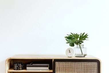 Konforlu oturma odası iç dizaynı, fotokopi alanı, ahşap tuvalet ve aksesuarları olan şık bir kompozisyon. Beyaz duvarlar ve parke zemin. Tarafsız renkler. Şablon