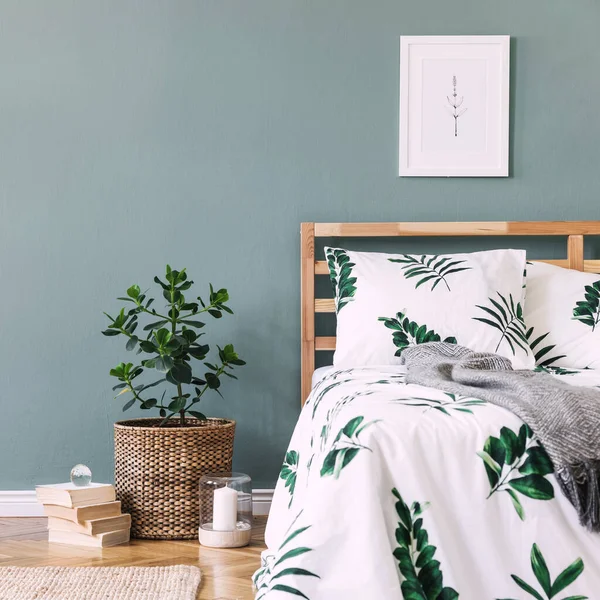 舒适时尚的卧室的创意构成与模拟海报框架 绿色叶子的白色床上用品 木制立方体作为咖啡桌和Boho配件 桉树墙和花篮地板 — 图库照片