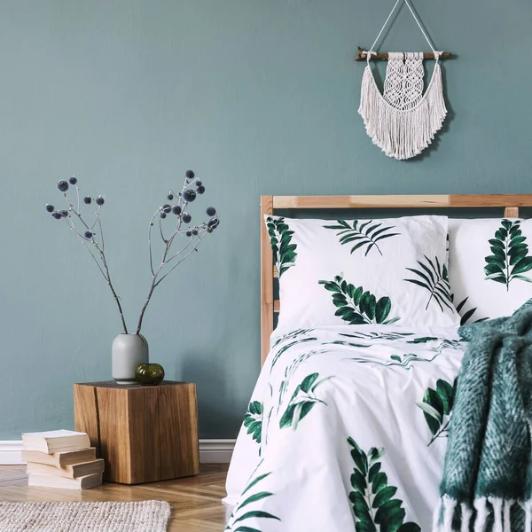 Fotokopi Odası Yatak Odası Yeşil Yapraklı Beyaz Çarşaf Halı Sehpa — Stok fotoğraf