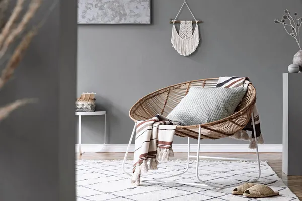 Elegante Composizione Interni Soggiorno Creativo Accogliente Con Tavolino Poltrona Rattan — Foto Stock