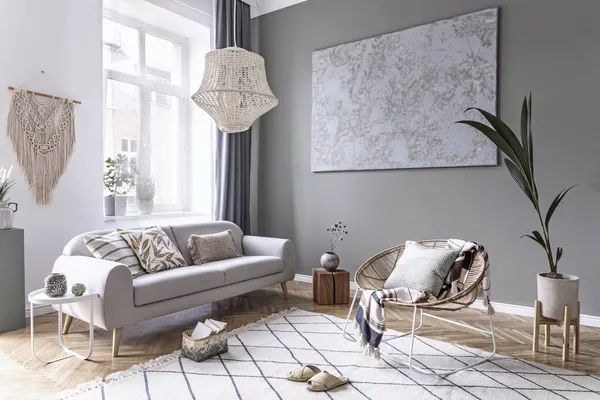 Stijlvolle Samenstelling Van Creatieve Gezellige Woonkamer Interieur Met Grijze Bank — Stockfoto