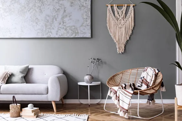 富有创意的舒适客厅风格的构图 内饰灰色沙发 咖啡桌 地毯和美丽的布娃娃饰品 灰墙和花篮地板 — 图库照片