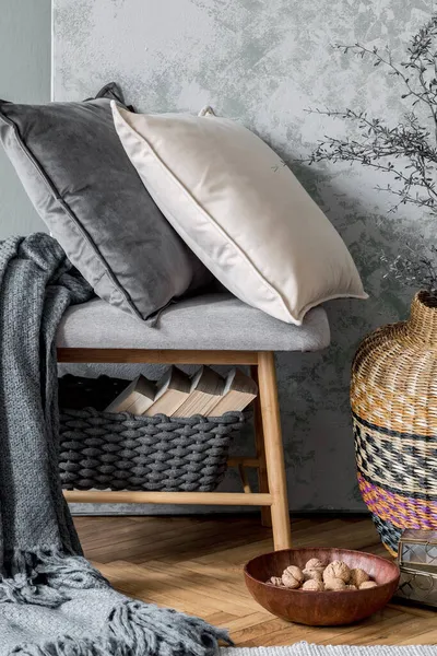 居心地の良いリビングルームのインテリアの詳細とカラフルな上品な枕のスタイリッシュな組成 グレーの創造的な壁と寄木細工の床 北欧風 — ストック写真