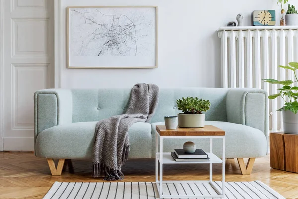 舒适和富有创意的设计风格的客厅室内设计 与模拟海报框架 绿色沙发 木制家具 植物和配件 白色的墙壁 花束地板 — 图库照片