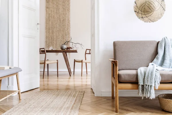 Stilvolles Und Gemütliches Interieur Des Wohnzimmers Mit Design Braunem Sofa — Stockfoto