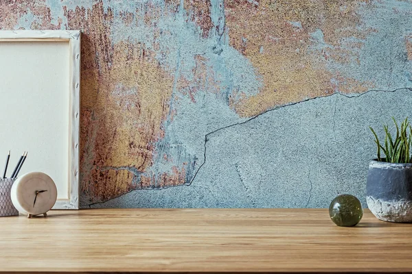 Ahşap masa, ofis malzemeleri, kaktüs ve zarif aksesuarları olan bir apartman dairesinde şık bir iç tasarım. Modern ofis dekorasyonu. Uzayı kopyala Retro duvar. Şablon.