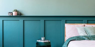 Yatak odasının iç dekorasyonu ahşap yatak, mobilya, raf, kadife pouf ve zarif kişisel aksesuarlar. Güzel çarşaflar, battaniye ve yastık. Şablon. Ev sahneleme. 