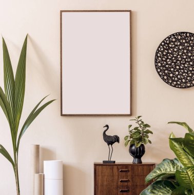 Modern İskandinav oturma odasının içi kahverengi poster çerçevesi, tasarım retro klozet, rattan dekor, halı, bitki, harita ve zarif aksesuarlarla dolu. Şablon. Şık bir ev dekorasyonu. Japandi..