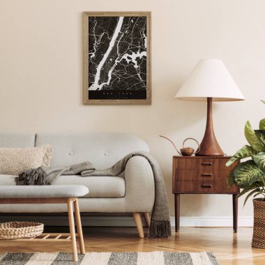 Kahverengi poster çerçevesi, tasarım retro klozet, kanepe, kitap standı, bitki ve şık aksesuarlı rattan sepetli modern oturma odası kompozisyonu. Şablon. Şık ev dekorasyonu. 