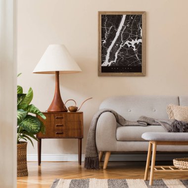 Kahverengi poster çerçevesi, tasarım retro klozet, kanepe, kitap standı, bitki ve şık aksesuarlı rattan sepetli modern oturma odası kompozisyonu. Şablon. Şık ev dekorasyonu. 