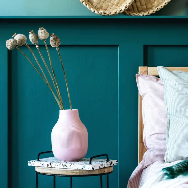 Interior Kamar Tidur Modern Dengan Desain Meja Kopi Bunga Dalam — Stok Foto