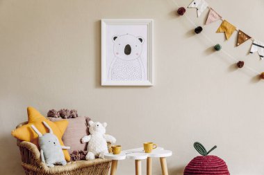 Şık İskandinav çocuk odası. Posteri, oyuncakları, oyuncak ayısı, peluş hayvanı, doğal puf ve çocuk aksesuarları. Bej arka plan duvarlı modern iç mekan. Şablon. Ev dekorasyonu.
