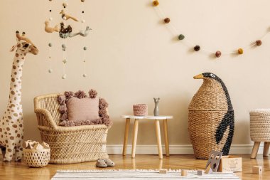 Doğal oyuncaklarla, asılı dekorasyonla, mobilyalarla, pelüş hayvanlarla, oyuncak ayılarla ve aksesuarlarla dolu şık bir çocuk odası. Bej duvarlar. Çocuk odasının iç tasarımı. Şablon.