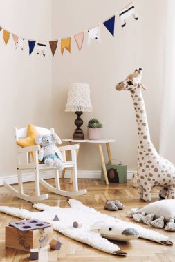 Çerçevesi, doğal oyuncakları, asılı dekorasyonu, tasarım mobilyaları, peluş hayvanları, oyuncak ayıları ve aksesuarları olan şık bir çocuk odası. Çocuk odasının iç tasarımı. Şablon.