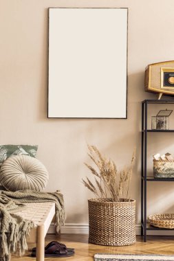 Modern şezlongu, yastık rafı, rattan sepeti, retro radyosu, çiçekleri ve zarif kişisel aksesuarları olan Kore tarzı oturma odasının iç tasarımı. Bej duvardaki tabloları taklit et. Şablon