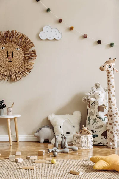 带有自然玩具 悬挂装饰 设计家具 毛绒玩具 玩具熊和配件的儿童房内的时髦丑闻 米色的墙儿童房间的室内设计 — 图库照片