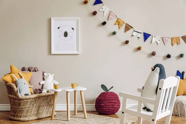 Elegante Habitación Niño Escandinavo Con Maqueta Póster Juguetes Oso Peluche —  Fotos de Stock