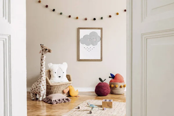 Quarto Elegante Infantil Escandinavo Com Cartaz Simulado Brinquedos Ursinho Pelúcia — Fotografia de Stock