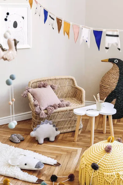 Interior Ruangan Anak Bergaya Skandinavia Dengan Mainan Alami Dekorasi Gantung — Stok Foto