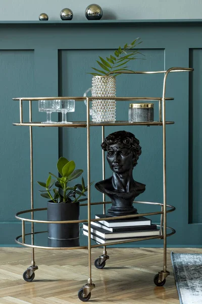 Elegante Moderna Composición Sala Estar Con Gabinete Diseño Licor Oro —  Fotos de Stock