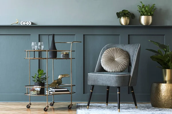 Interiérový Design Luxusního Obývacího Pokoje Stylovým Křeslem Zlatou Skříňkou Likéry — Stock fotografie