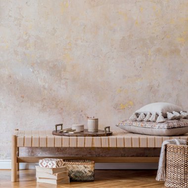Şezlong, mobilya, yastık, ekose, kitap, dekorasyon, fotokopi alanı ve ev dekorasyonunda zarif kişisel aksesuarları olan doğu oturma odasının minimalist kompozisyonu. 
