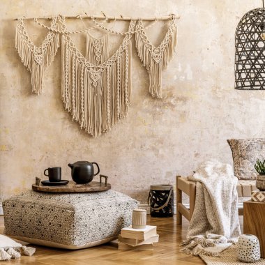 Şezlonglu, güzel makrome, rattan dekorasyonlu, bitkileri, kitabı, bitkileri, bitkileri, ev dekorasyonu konseptinde zarif kişisel aksesuarları olan şık oturma odasının iç tasarımı..