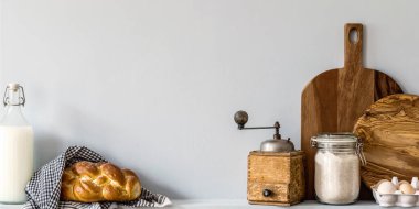 Mutfağın içinde sebzeler, tahta, yiyecek, şifalı otlar, mutfak aksesuarları ve raflarda fotokopi alanı olan modern kompozisyon..