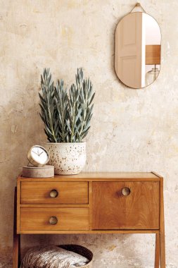 Eski tarz oturma odasının iç dekorasyonu ahşap vintage klozet, altın pembe ayna, bitki, rattan sepeti, ekose dekorasyon ve Wabi Sabi ev dekorasyonunda zarif kişisel aksesuarlar..