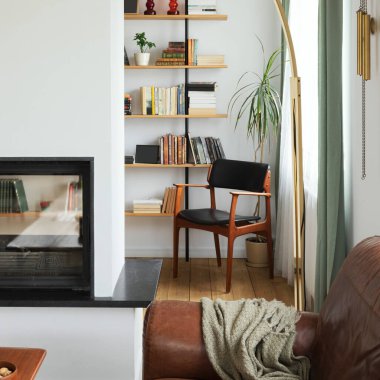 Klasik mobilyaları, ev ofisinin kütüphanesi, şöminesi, lambası, dekorasyonu ve dekorasyonu olan şık iç dekorasyonu olan şık bir oturma odası tasarımı. Şablon.