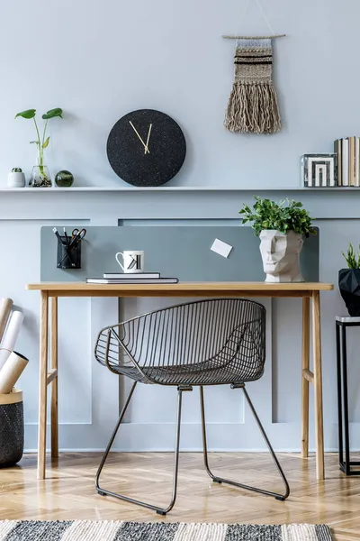 Elegante Escandinavo Interior Sala Estar Con Escritorio Madera Silla Paneles — Foto de Stock