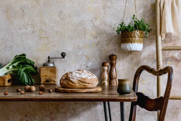 Komposisi Interior Dapur Yang Bergaya Dengan Meja Keluarga Sayuran Teko — Stok Foto