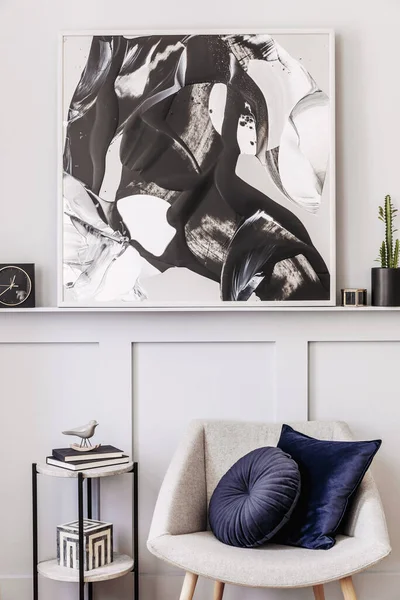 Stylowe Wnętrze Salonu Design Szary Fotel Poduszki Marmurowy Stołek Obrazy — Zdjęcie stockowe
