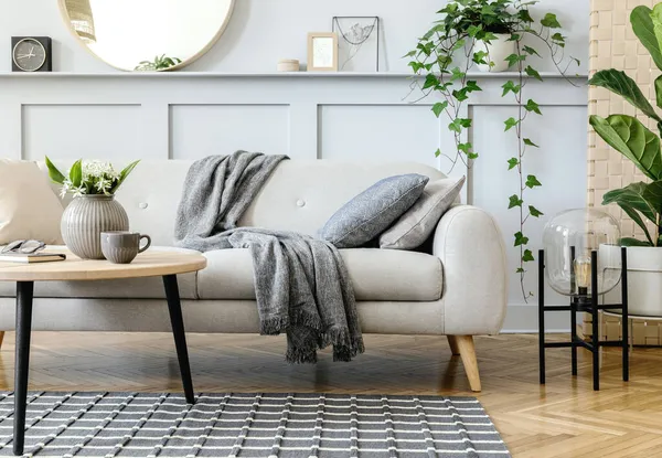 İskandinav oturma odası iç mimarisi tasarım kanepesi, kahve masası, saksı, çiçek, halı, ekose, yastık, raf, dekorasyon ve modern ev dekorasyonunda kişisel aksesuarlar.