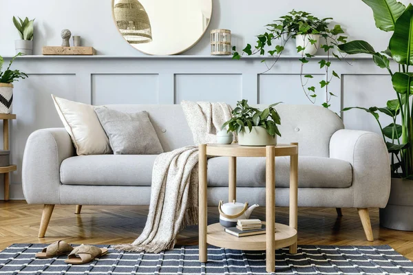 Interno Del Soggiorno Scandinavo Con Divano Grigio Design Tavolino Legno — Foto Stock