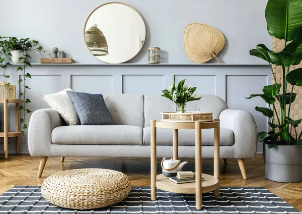 Skandinavische Wohnzimmereinrichtung Mit Design Grauem Sofa Holztisch Tropischen Pflanzen Regal — Stockfoto