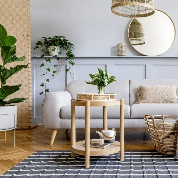 Skandinaviskt Vardagsrum Inredning Med Design Grå Soffa Trä Soffbord Tropiska — Stockfoto